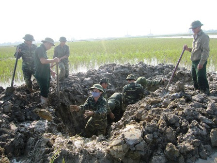 Lực lượng công binh tiến hành đưa quả bom lên mặt đất an toàn