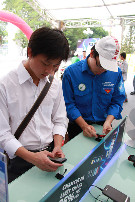 Nhiều bạn sinh viên hứng thú với các mặt hàng công nghệ được bày bán. Ảnh: Trường Phong. Nhiều bạn sinh viên hứng thú với các mặt hàng công nghệ được bày bán. Ảnh: Trường Phong