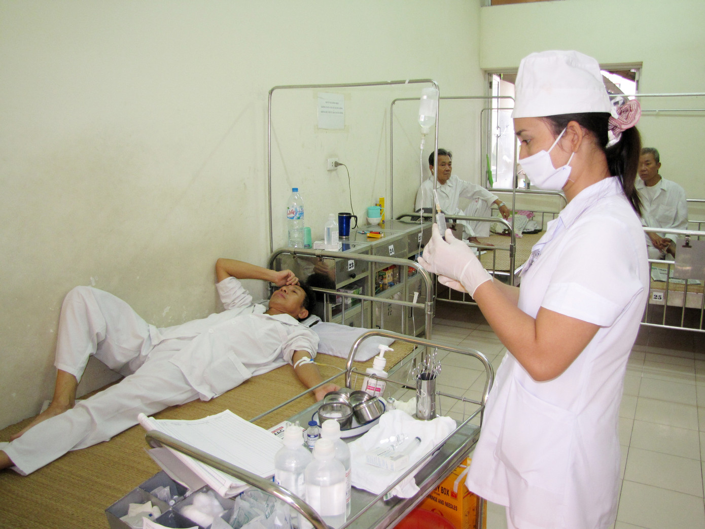 Y tá Khoa A3 chuẩn bị thuốc tiêm cho bệnh nhân điều trị tại khoa