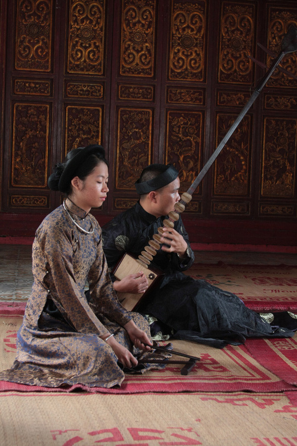 Vợ chồng Phạm Đình Hoằng biểu diễn ca trù Họa sĩ trẻ 'say' ca trù ảnh 3