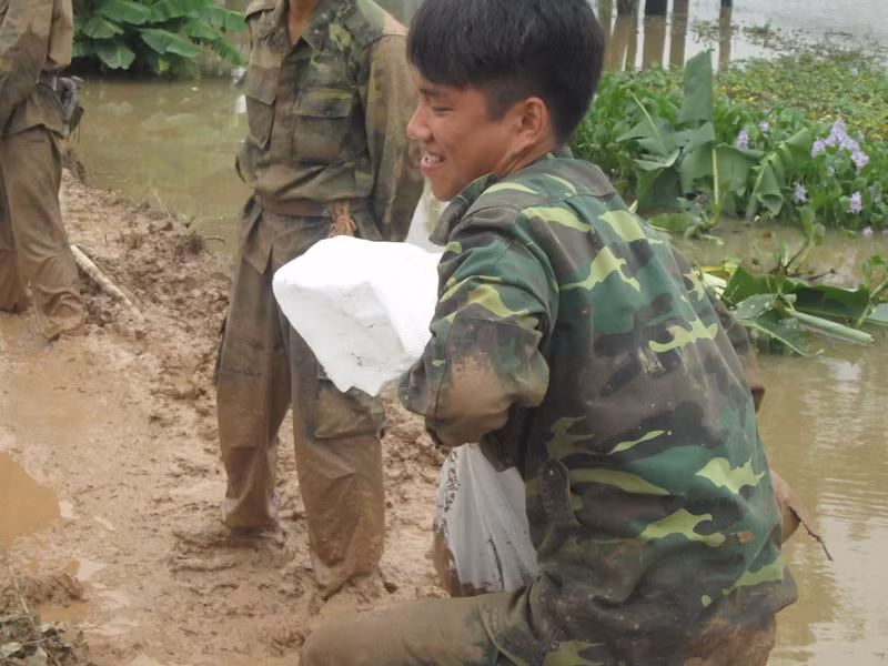 Đoạn đê từ cầu Ngà đến cầu Sắt đã được gia cố không cho nước tràn qua