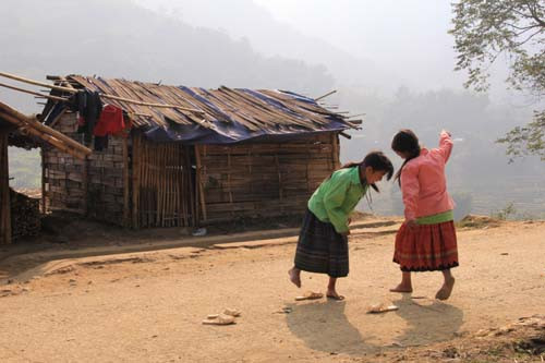 Hai nữ sinh người Mông chơi đùa dưới ánh nắng để quên đi cái lạnh giá