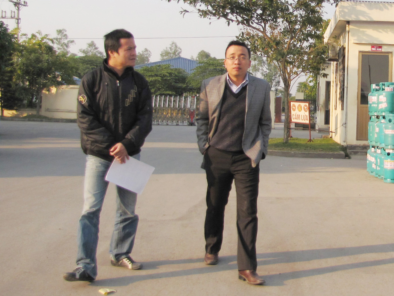 Ông Âu Việt Hùng (phải) Trợ lý Giám đốc Công ty TNHH dầu khí Gia Định tại công ty. Ảnh: Tuấn Nguyễn