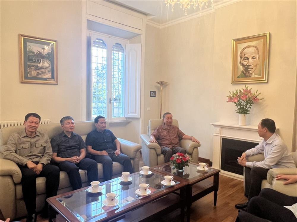 Đoàn công tác thăm Đại sứ quán Việt Nam tại Italia.