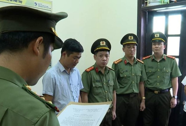 Cơ quan điều tra đọc lệnh bắt Nguyễn Việt Dũng, Phó Trưởng phòng TN&amp;MT Thị xã Phú Thọ. Ảnh: Công an tỉnh Phú Thọ.