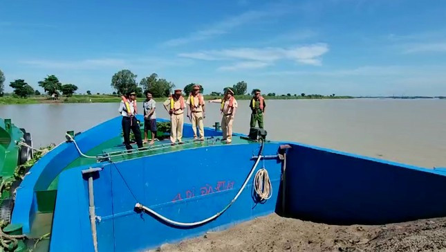 Lực lượng chức năng kiểm tra, lập biên bản vi phạm với sà lan chở cát không rõ nguồn gốc tại An Giang. Ảnh: Hoà Hội. Lực lượng chức năng kiểm tra, lập biên bản vi phạm với sà lan chở cát không rõ nguồn gốc tại An Giang. Ảnh: Hoà Hội.