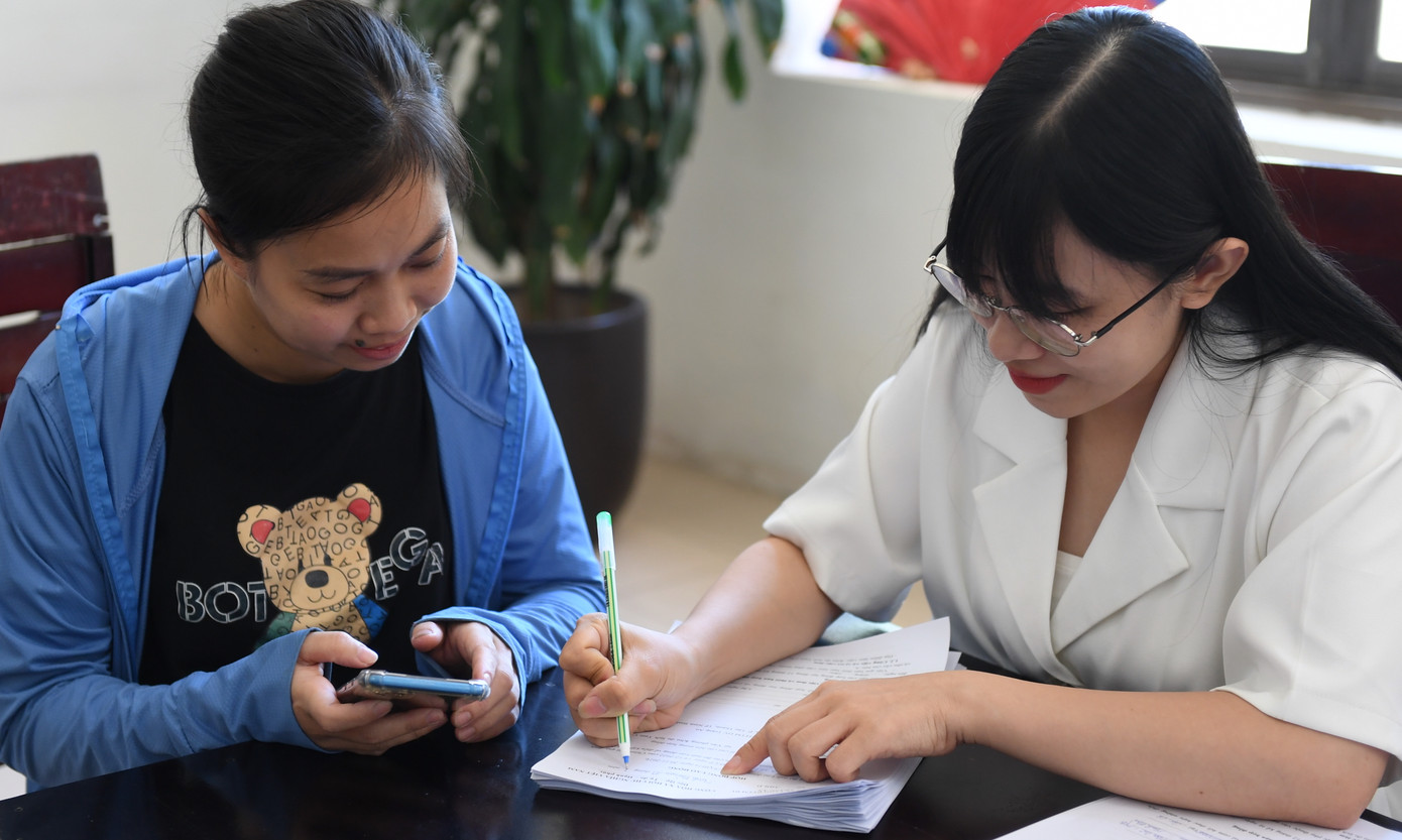 Lái đò vui mừng khi được ký hợp đồng lao động. Lái đò vui mừng khi được ký hợp đồng lao động.