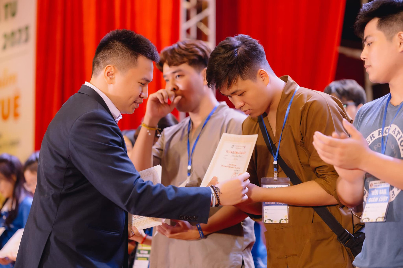 Các tu sinh nhận chứng nhận khoá tu tại chùa Tam Chúc.