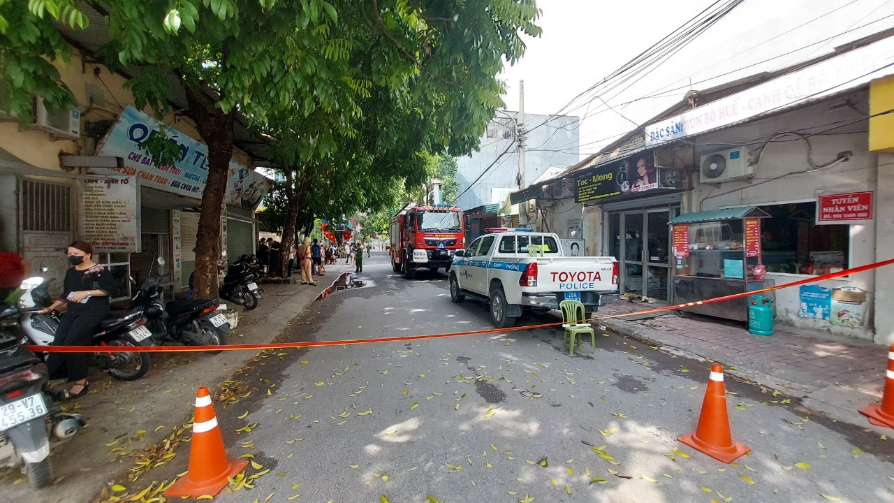 Lực lượng chức năng đang khám nghiệm hiện trường để làm rõ nguyên nhân vụ cháy. Ảnh: Đàm Quang.