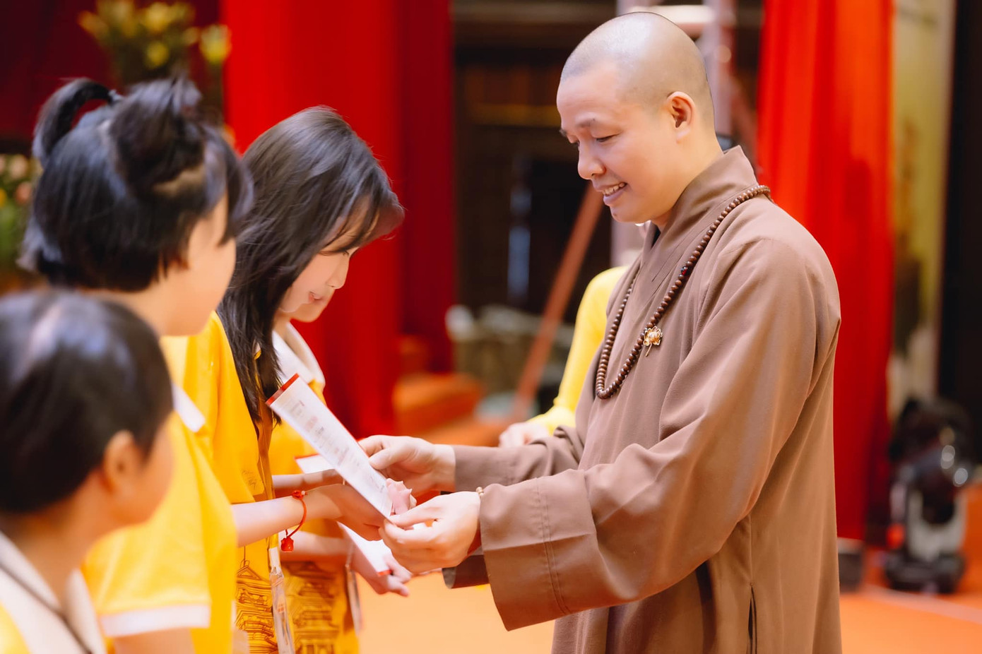 Thầy Thích Minh Quang trao chứng nhận khoá tu cho các tu sinh.