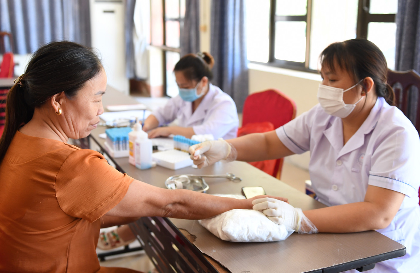 Lái đò được kiểm tra sức khoẻ miễn phí trước khi kí hợp đồng lao động. Ảnh: Đ.H Lái đò được kiểm tra sức khoẻ miễn phí trước khi kí hợp đồng lao động. Ảnh: Đ.H