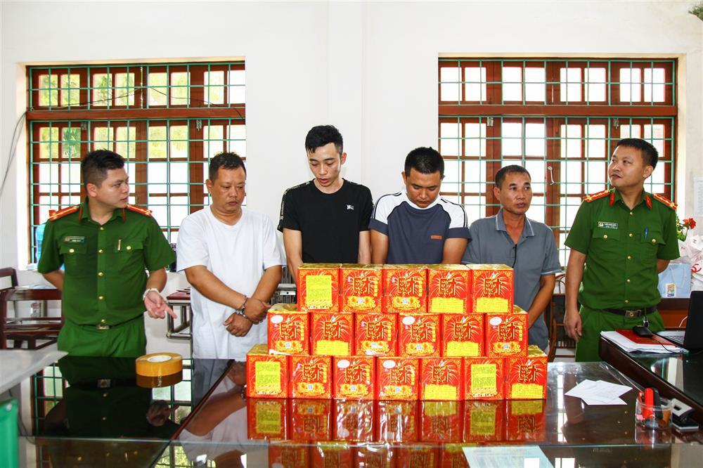 Các đối tượng cùng tang vật. Các đối tượng cùng tang vật.