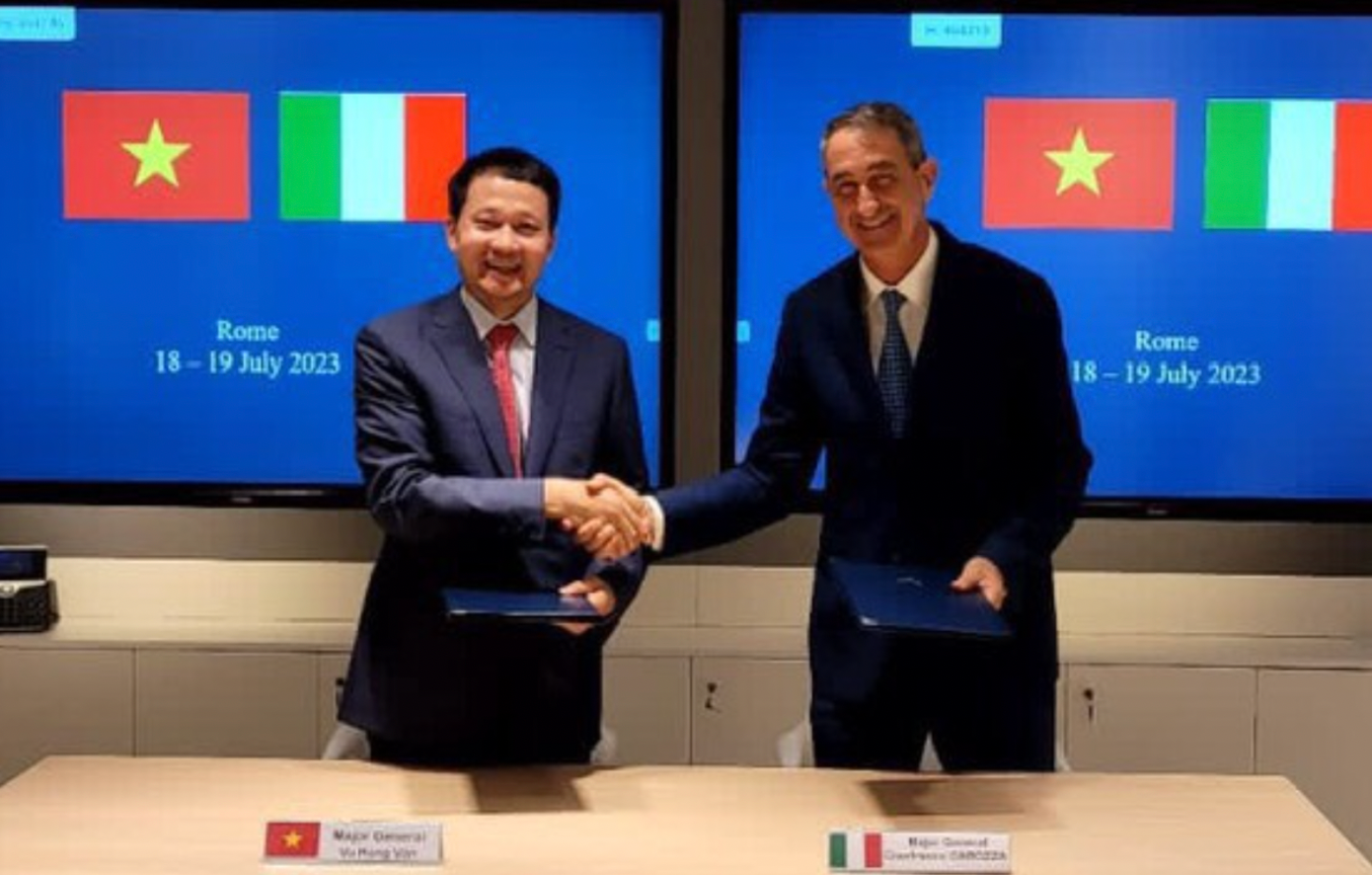 Thiếu tướng Vũ Hồng Văn, Cục trưởng Cục An ninh chính trị nội bộ, Bộ Công an Việt Nam và Thiếu tướng Gianfranco CAROZZA Vụ trưởng Vụ pháp luật và Quan hệ quốc tế, Văn phòng cơ mật Trung ương Italia. Thiếu tướng Vũ Hồng Văn, Cục trưởng Cục An ninh chính trị nội bộ, Bộ Công an Việt Nam và Thiếu tướng Gianfranco CAROZZA Vụ trưởng Vụ pháp luật và Quan hệ quốc tế, Văn phòng cơ mật Trung ương Italia.