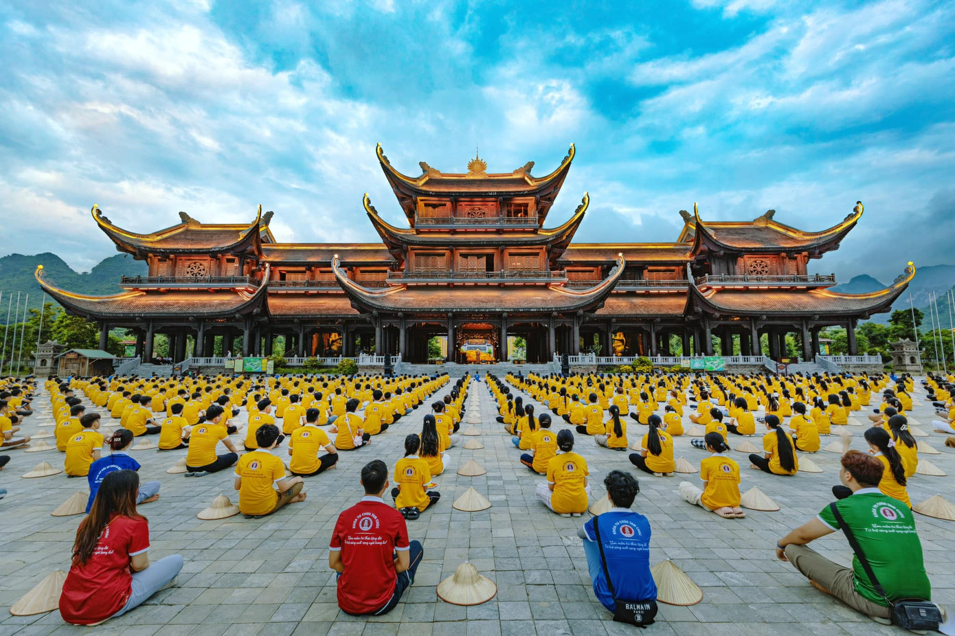 Các tu sinh tại ngồi thiền tại chùa Tam Chúc.