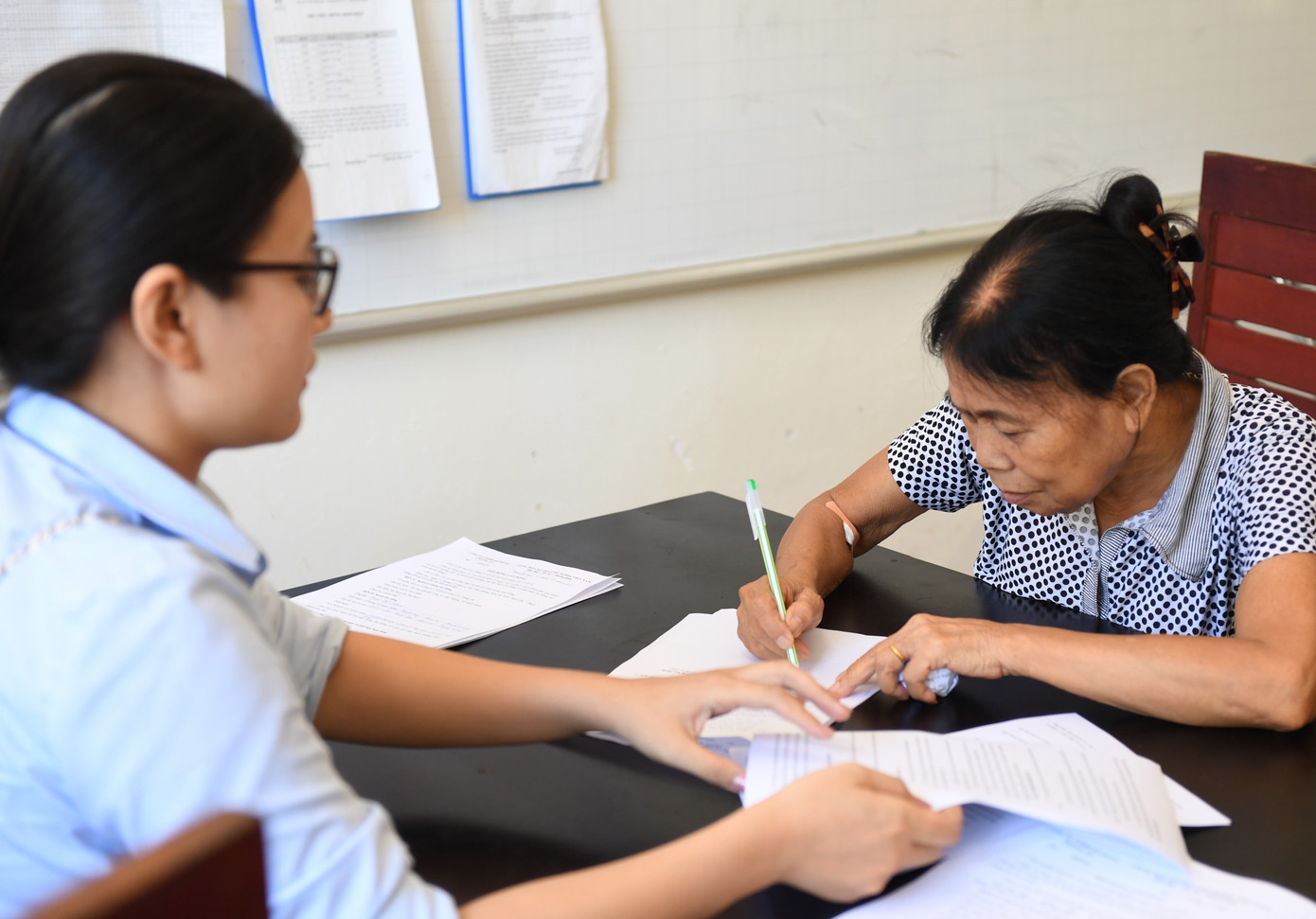 Lái đò hiểu rõ quyền lợi hợp pháp của bản thân và trách nhiệm với du khách khi kí hợp đồng lao động. Ảnh: Đ.H Lái đò hiểu rõ quyền lợi hợp pháp của bản thân và trách nhiệm với du khách khi kí hợp đồng lao động. Ảnh: Đ.H