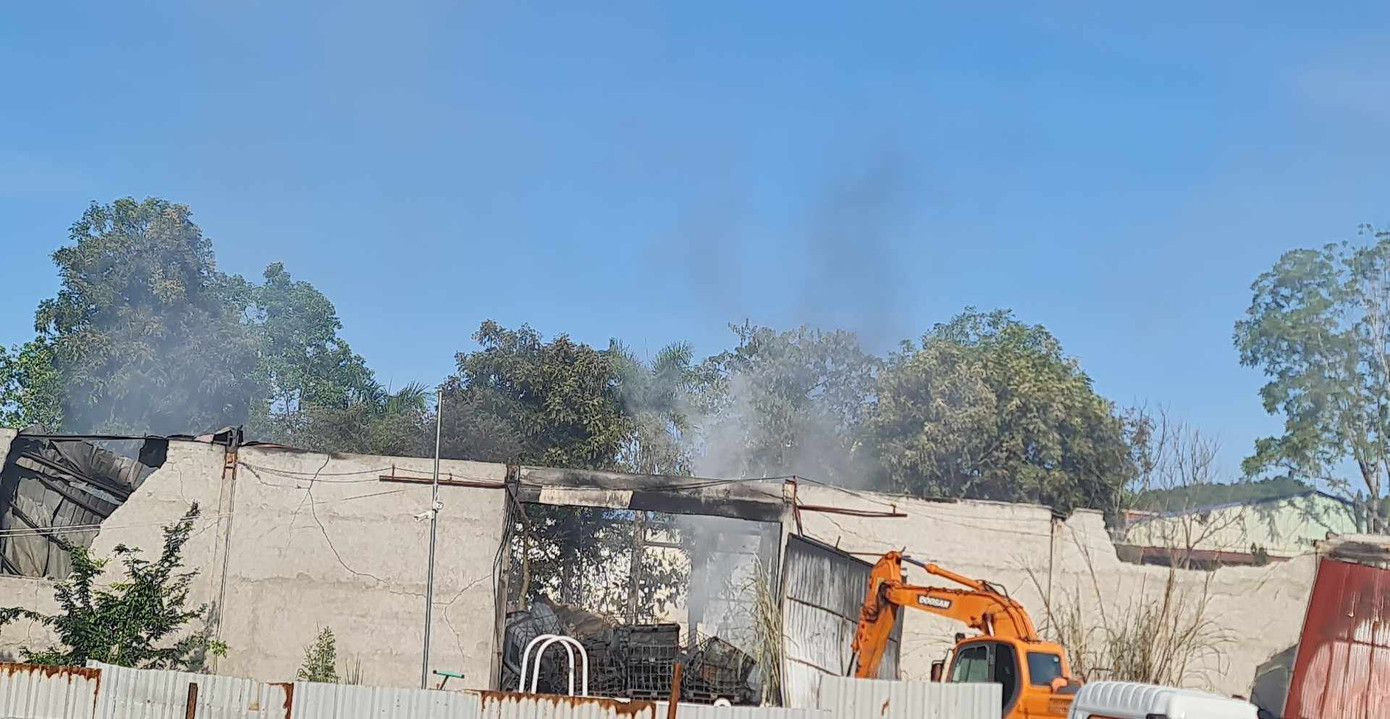 Máy xúc được huy động đến khu vực xảy ra vụ cháy. Ảnh: J.N Máy xúc được huy động đến khu vực xảy ra vụ cháy. Ảnh: J.N