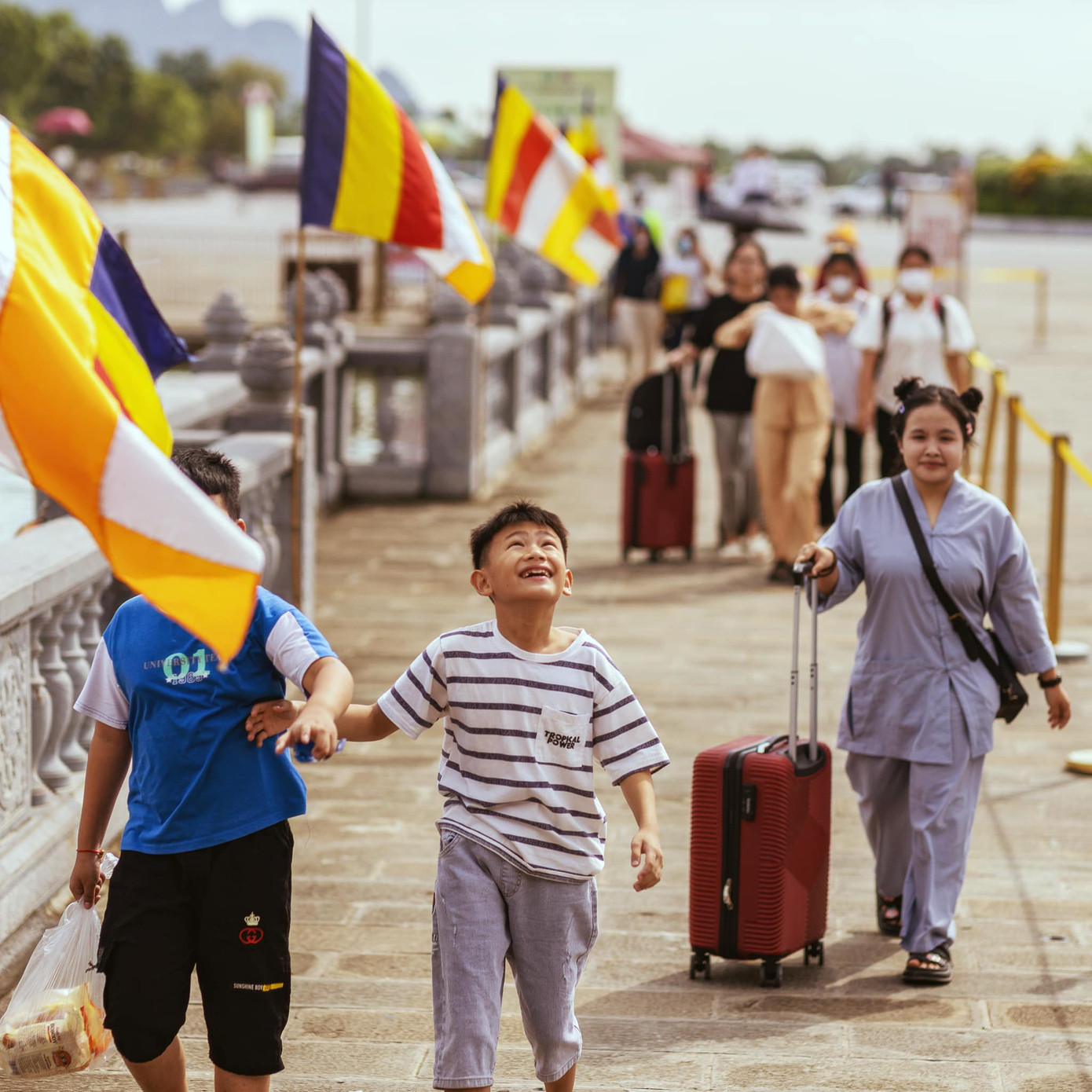Tu sinh rời chùa Tam Chúc trong hoan hỷ.
