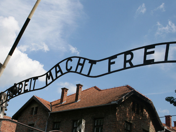 Cổng vào Auschwitz với khẩu hiệu khét tiếng 
