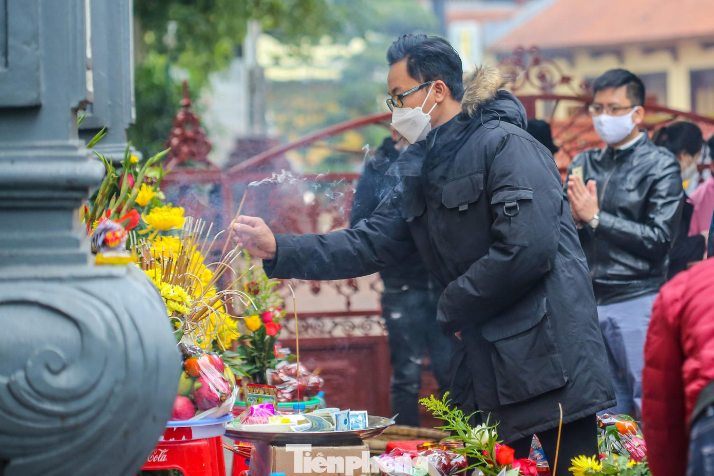 Người dân thắp hương trước cửa phủ Tây Hồ.