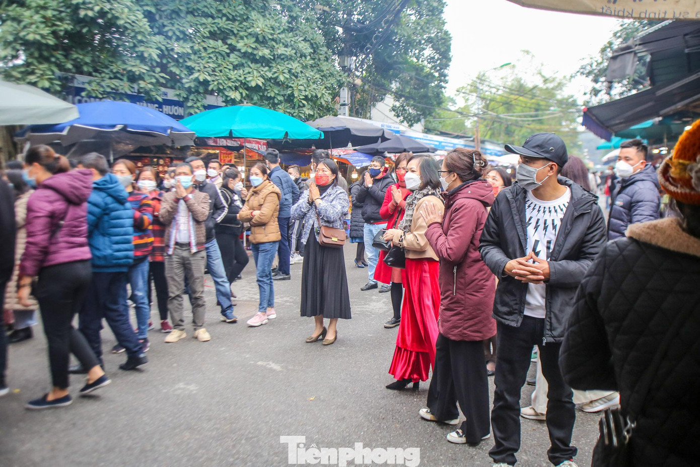 Bên ngoài cửa phủ rất đông người đến vái vọng, thắp hương, đặt lễ.