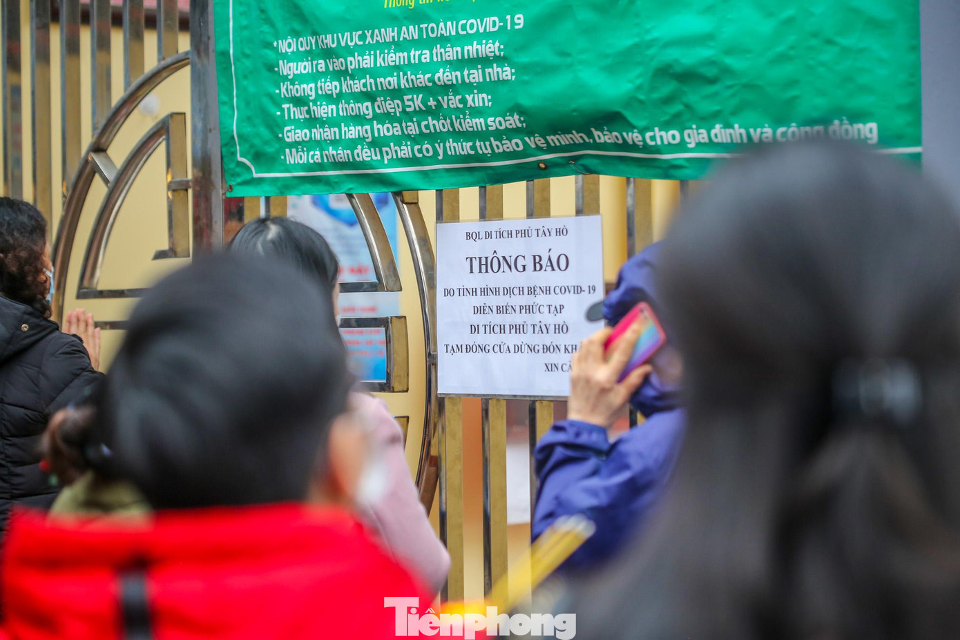 Phủ Tây Hồ vẫn cửa đóng then cài, treo biển thông báo tạm dừng hoạt động do dịch bệnh COVID-19.