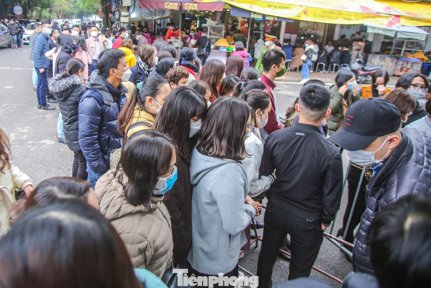 Nhiều người đứng chờ để được vào bên trong.