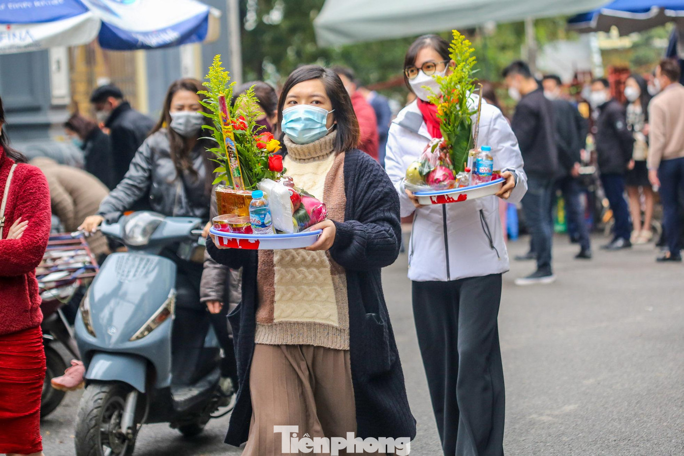 Biết phủ đóng cửa nhưng nhiều người vẫn chuẩn bị lễ đầy đủ khi đến đây.
