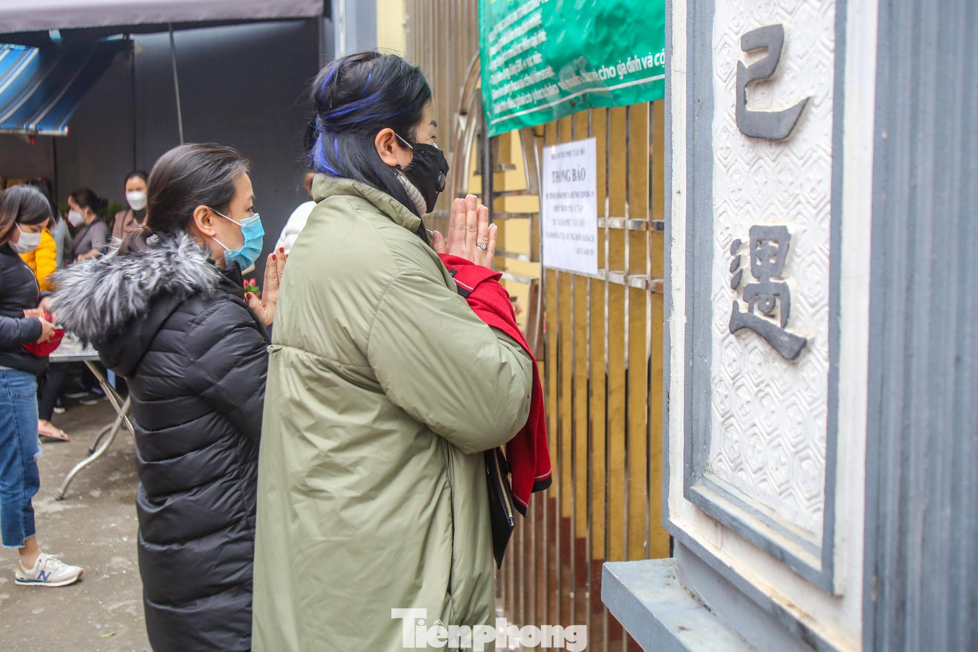 Người dân đứng ở cổng vái vọng vào trong.