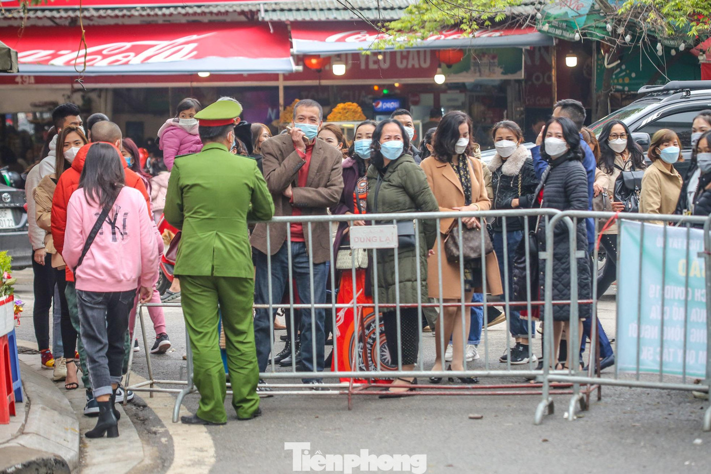 Lượng người đến đây khá đông khiến cơ quan chức năng phải lập hàng rào chắn từ đầu phố.