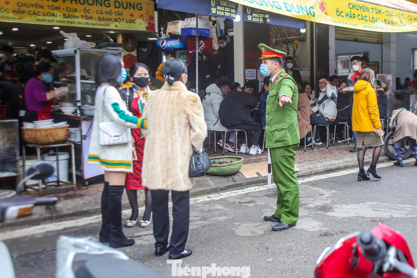 Một số trường hợp cố tình đi vào bị lực lượng chức năng mời ra.