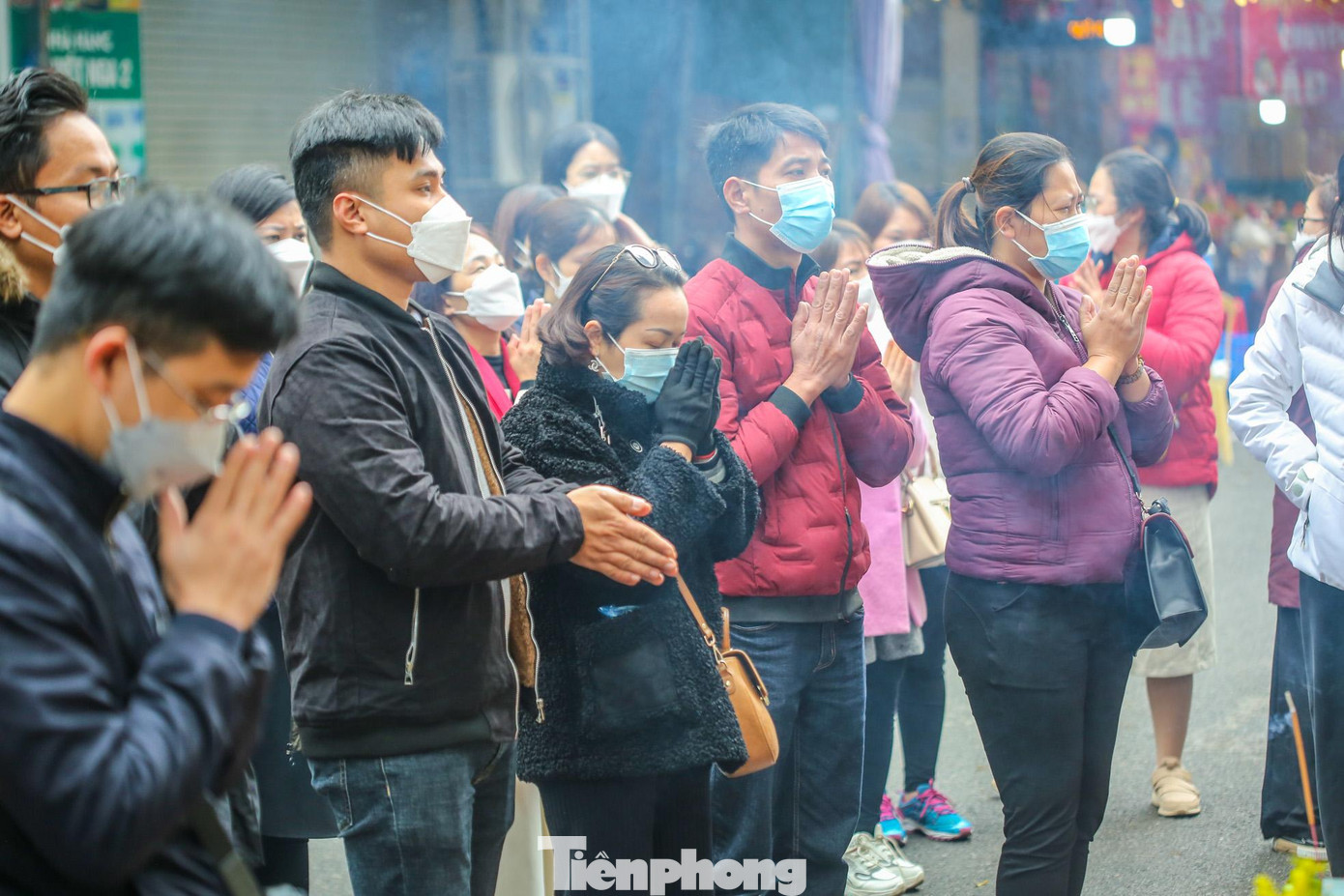 Có đến hàng trăm người tập trung tại khu vực trước cổng phủ.