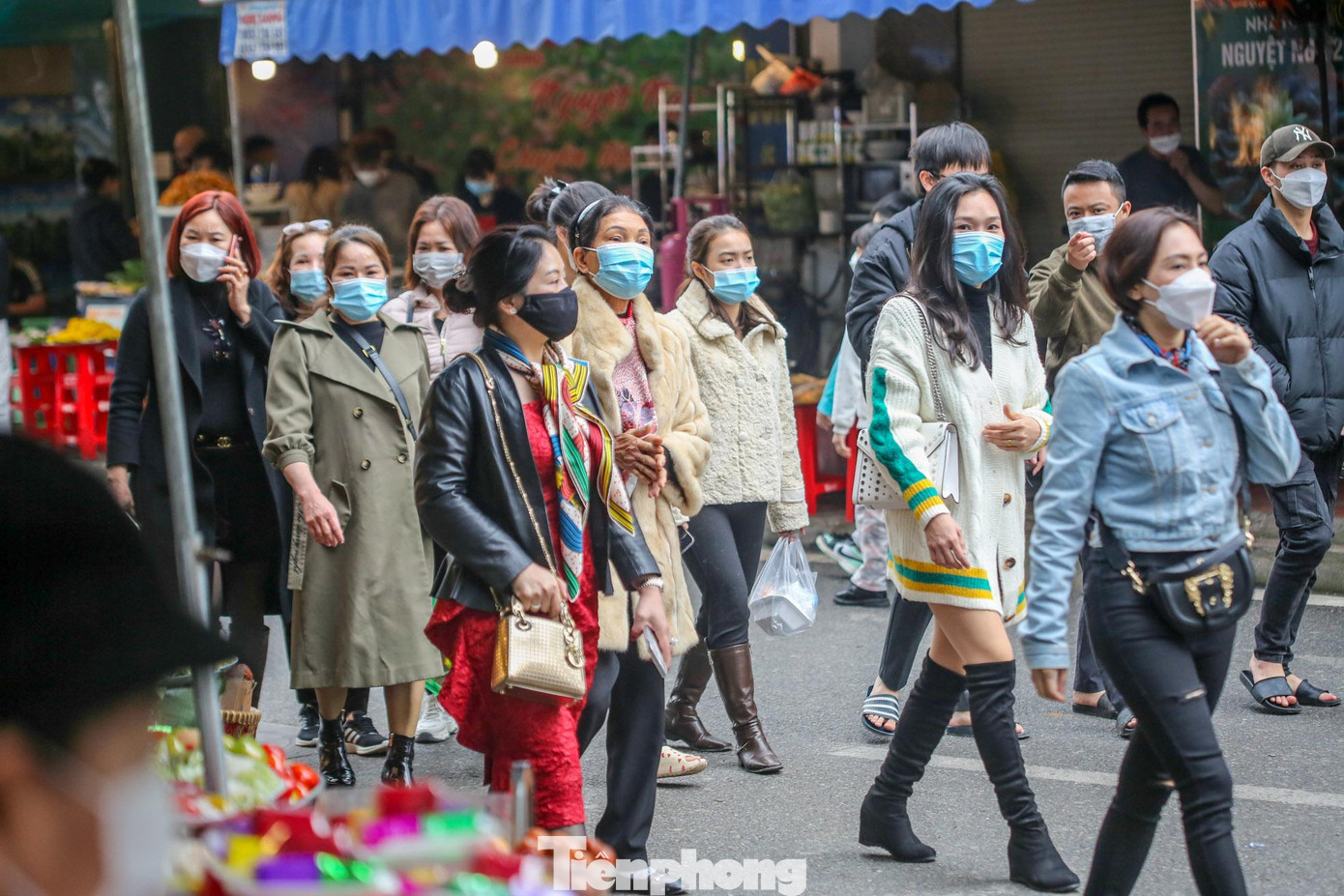 Thành phần đến phủ Tây Hồ vào hôm nay đa số là dân công sở tranh thủ giờ nghỉ trưa để đi lễ.