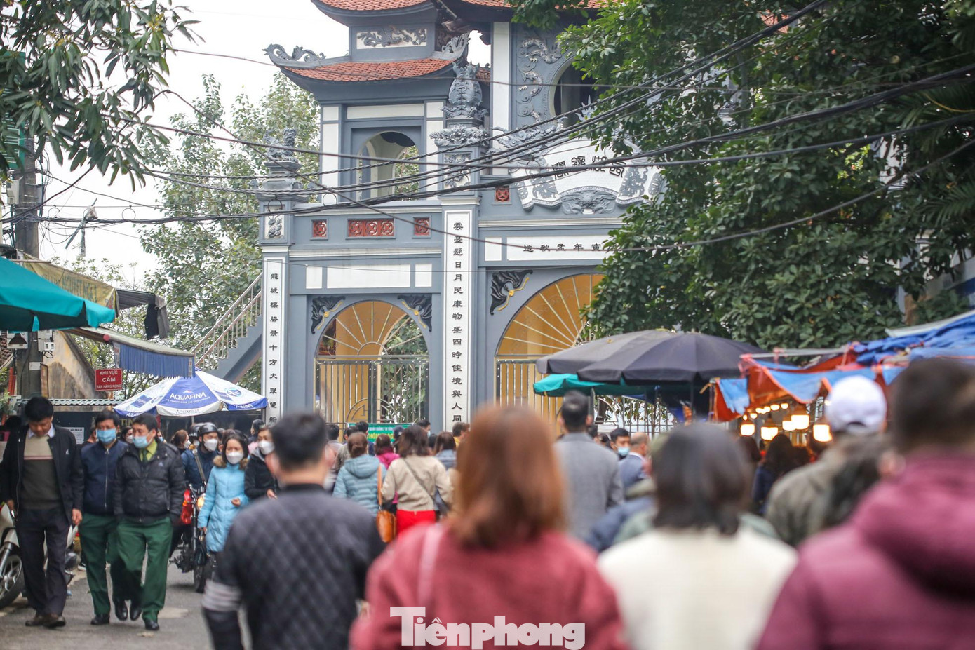 Ghi nhận của PV ngày mùng 7 Âm lịch (7/2) , dòng người nườm nượp đến lễ tại phủ Tây Hồ (Hà Nội).