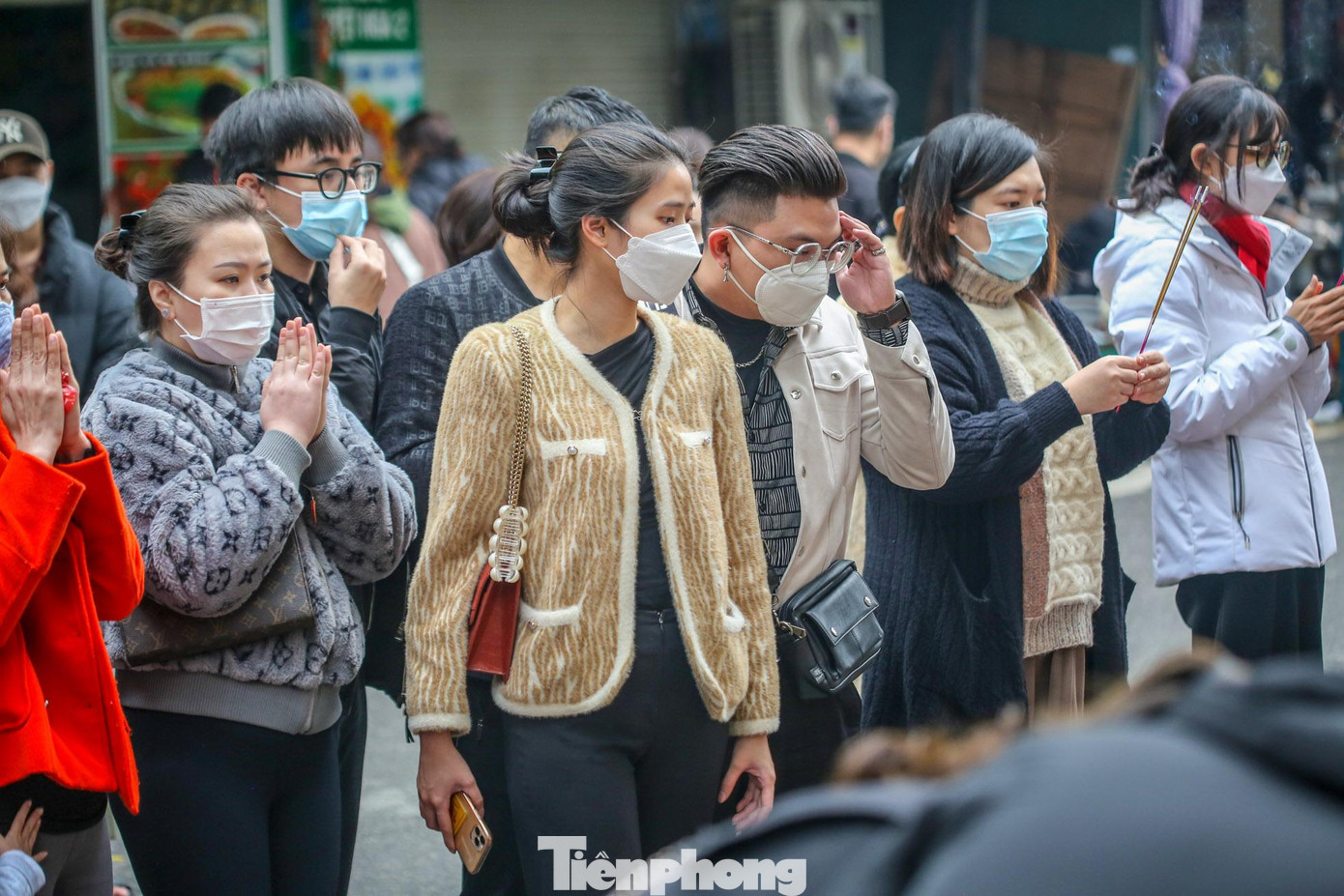 Dù có bảng đề nghị khách thăm quan tuân thủ quy định 5K nhưng người dân vẫn "ùn ùn" kéo tới trước cổng phủ.