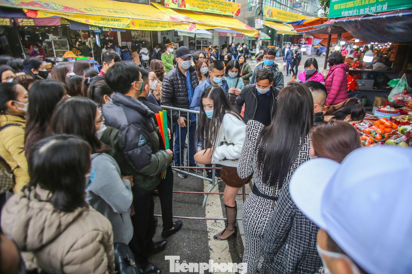 Đông nghẹt "kẻ ra người vào" tại khu vực hàng rào.