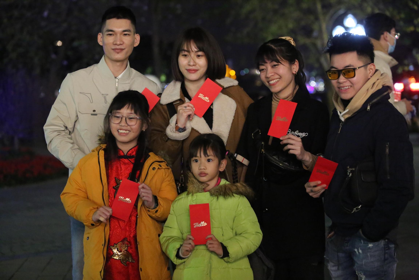 Chụp ảnh cùng người thân với những chiếc lì xì trao tay ngay những giây đầu tiên của năm mới. Chụp ảnh cùng người thân với những chiếc lì xì trao tay ngay những giây đầu tiên của năm mới.