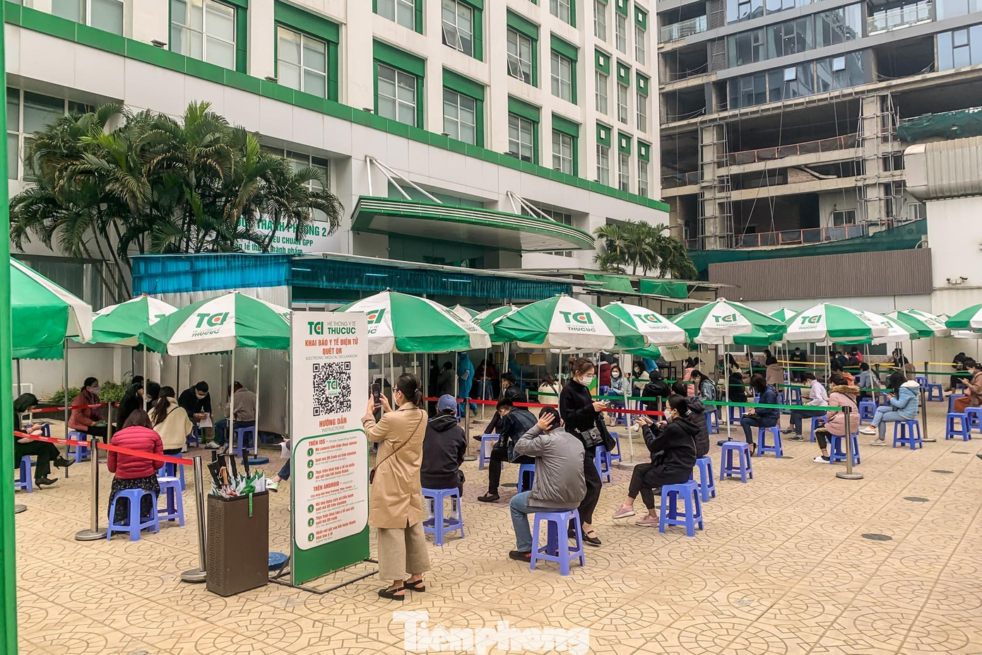 "Phòng khám đông người đến xét nghiệm sau Tết, lượng người dương tính với COVID-19 nhiều nên phải đảm bảo giãn cách, tách riêng khu xét nghiệm người có triệu chứng, tiếp xúc với F0, F1", một nhân viên cho biết. "Phòng khám đông người đến xét nghiệm sau Tết, lượng người dương tính với COVID-19 nhiều nên phải đảm bảo giãn cách, tách riêng khu xét nghiệm người có triệu chứng, tiếp xúc với F0, F1", một nhân viên cho biết.