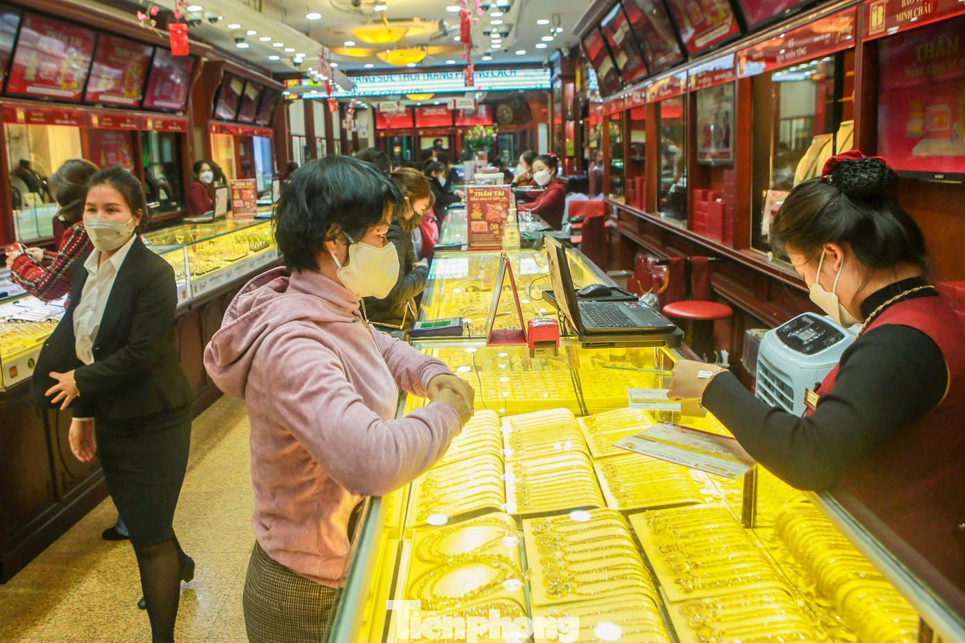 Phía trong, hoạt động mua bán vàng diễn ra sôi nổi.