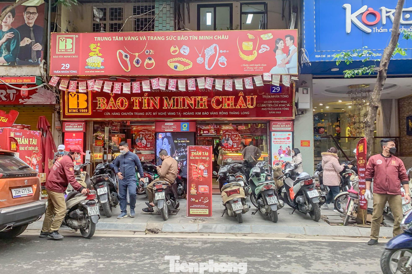 Ghi nhận của PV trong ngày 9/2 - trước Ngày vía Thần Tài (mùng 10 tháng Giêng Âm lịch), nhiều người dân đã đổ xô đến các cửa hàng vàng để sắm trước.