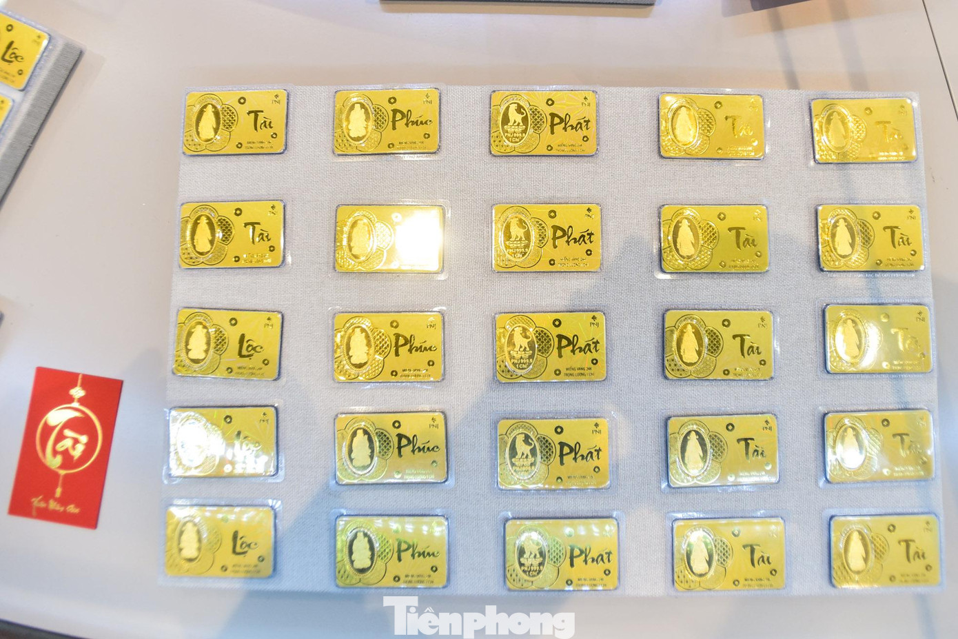 Những ngày qua, giá vàng trong nước trải qua biến động bất ngờ, sụt giảm mạnh trong phiên chiều 8/2. Chỉ còn 1 ngày trước ngày vía Thần Tài, giá vàng sáng nay (9/2) tiếp tục diễn biến trái chiều, hiện giá vàng SJC bán ra thấp nhất 62,4 triệu đồng/lượng.