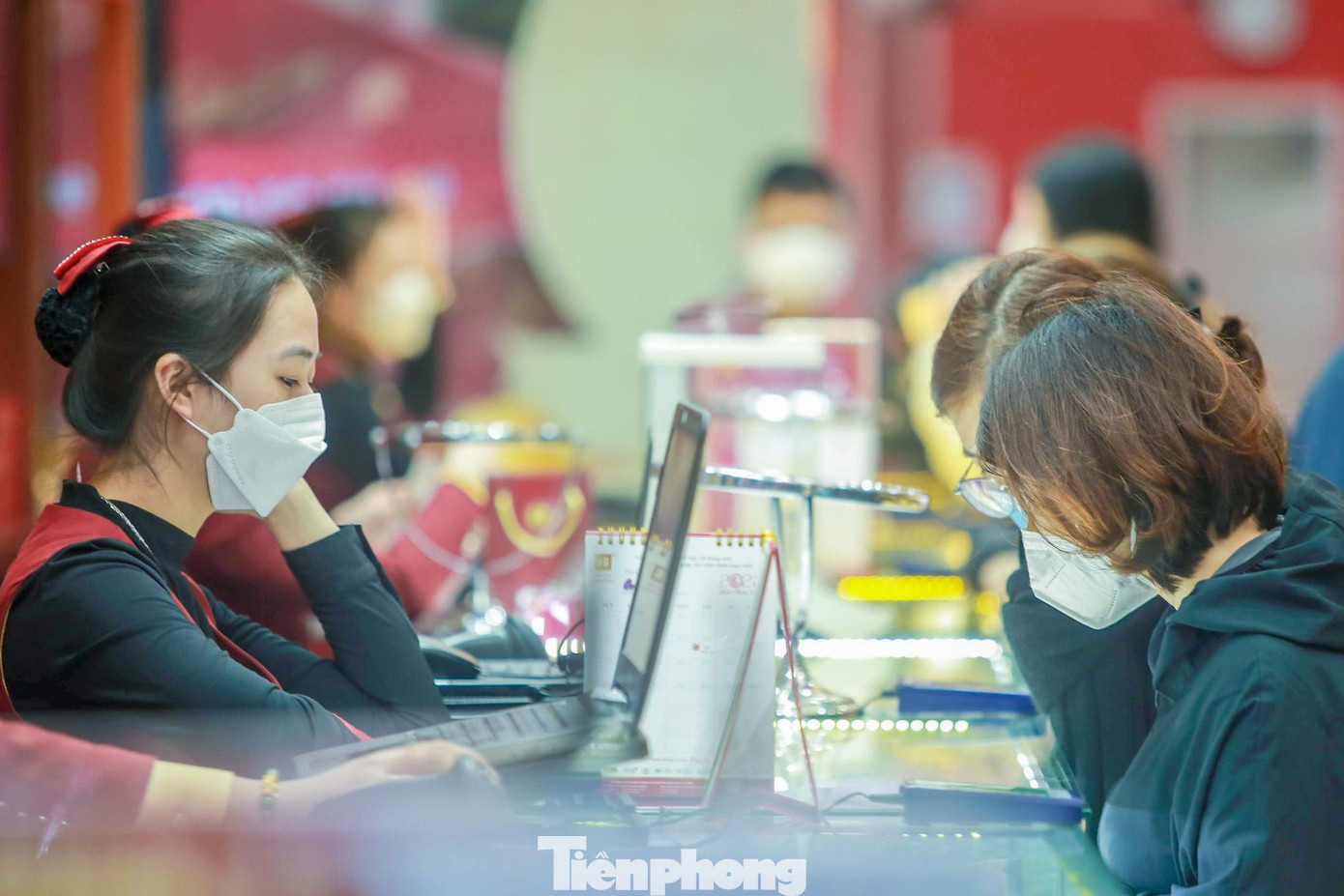 "Nếu như mọi năm, mua vàng đúng Ngày vía Thần Tài thường rất đông và phải xếp hàng từ sớm nên năm nay tôi quyết định đi mua vàng lấy may luôn trước một ngày, dù giá đang rất cao", một khách hàng chia sẻ.