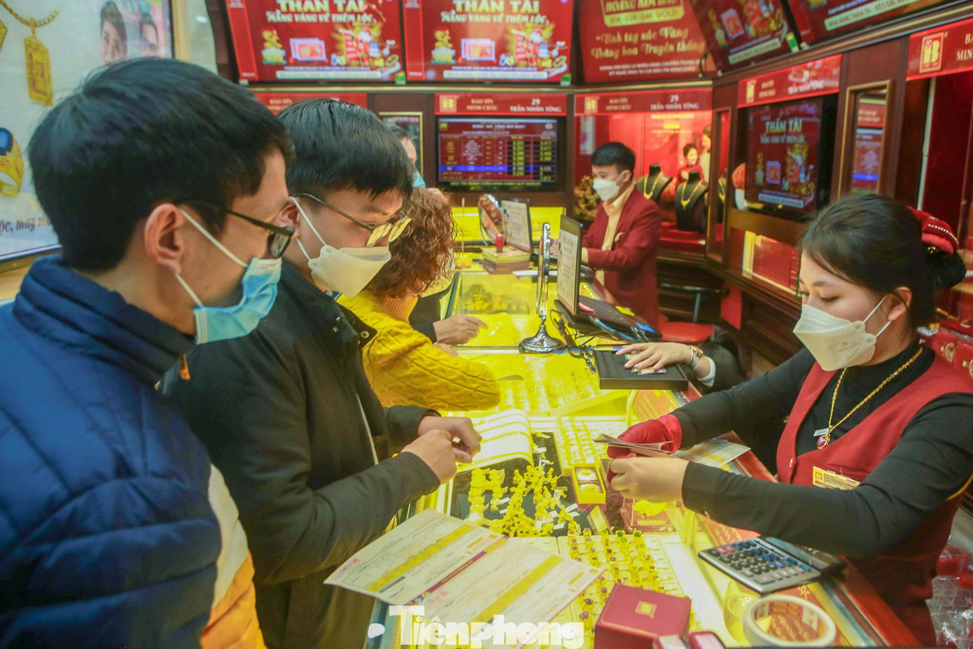 “Những ngày đầu năm mới, lượng khách đến đây mua vàng đã tăng 30% so với thời điểm trước đó. Cũng như hằng năm, đến dịp 'Thần Tài', chúng tôi chuẩn bị các sản phẩm đa dạng cho khách hàng có nhiều lựa chọn mua sắm đầu năm để lấy lộc", đại điện một cửa hàng vàng cho biết.