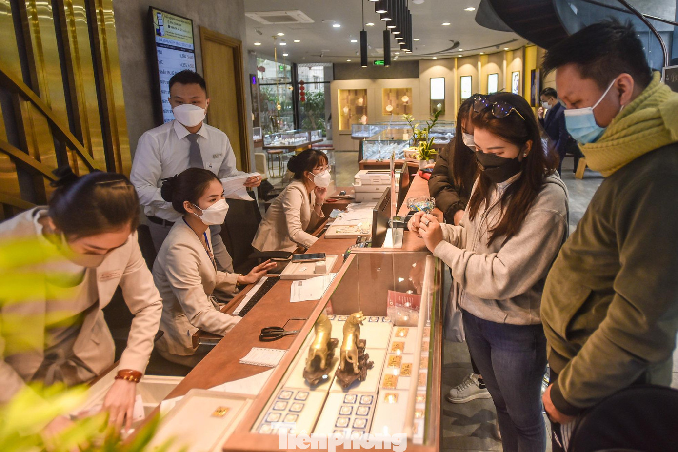 Việc mua vàng vào dịp này là "lỗ ngay" nhưng người dân vẫn đổ xô đi mua với quan niệm "lấy may đầu năm".