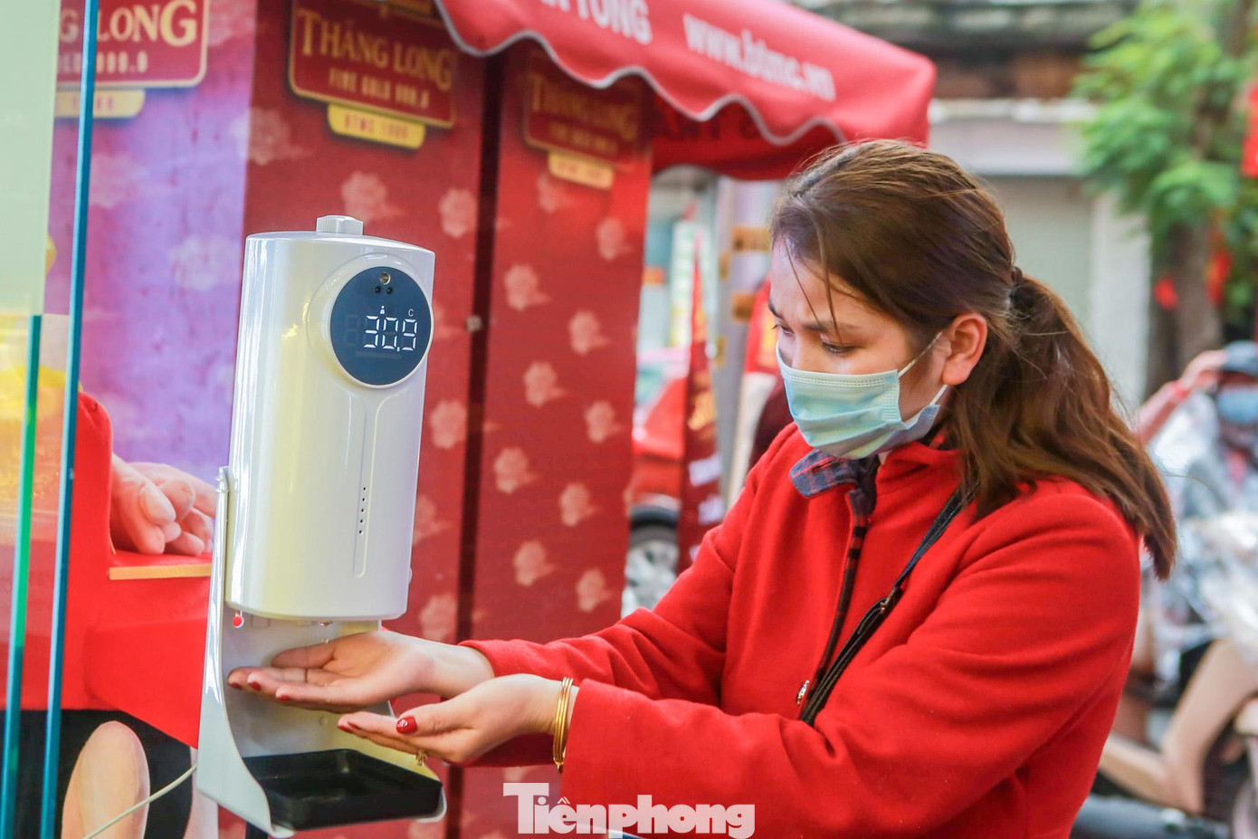 Khách hàng đều phải đeo khẩu trang, đo thân nhiệt và rửa tay sát khuẩn ngay ngoài cửa.