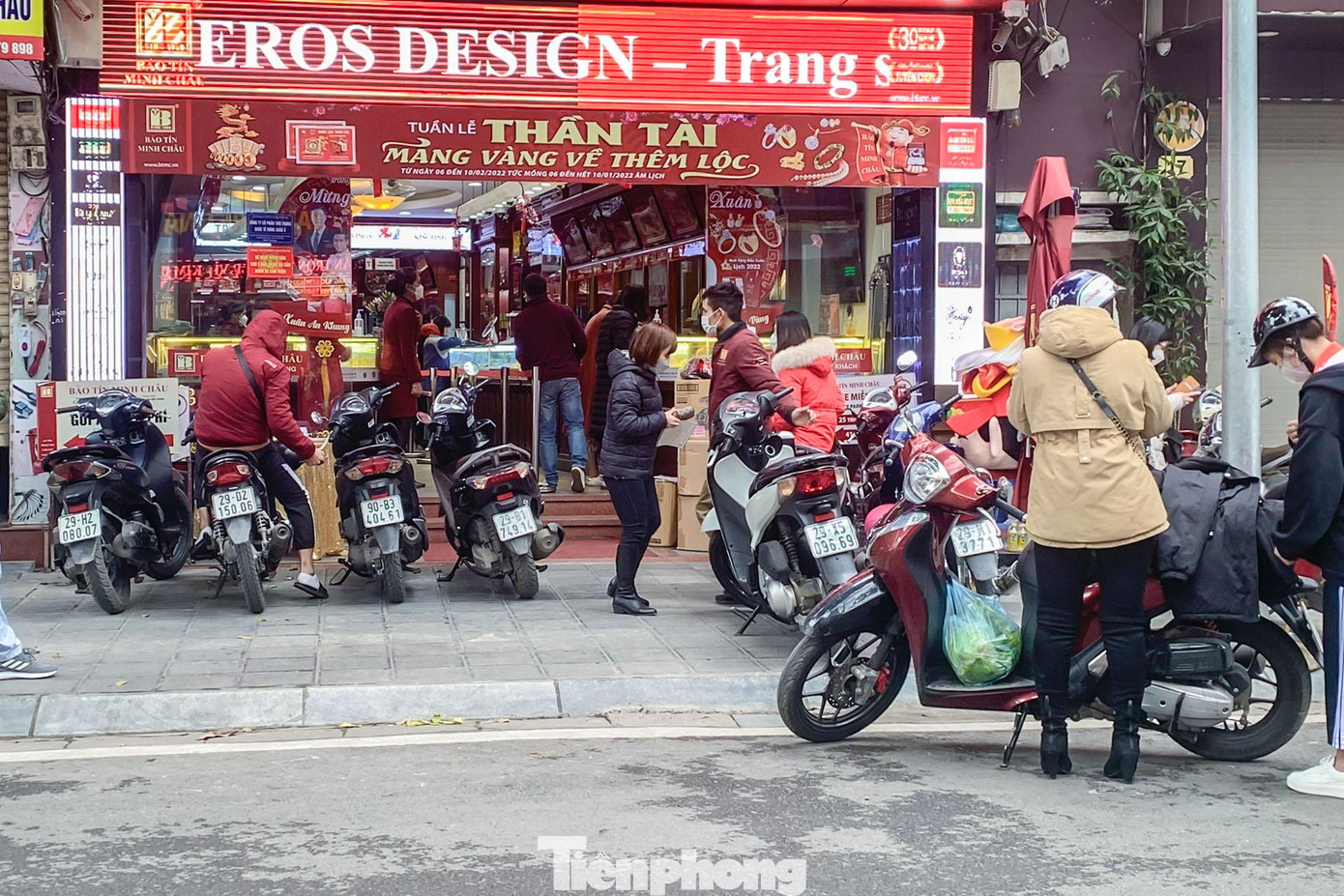 Tại "con phố vàng" Trần Nhân Tông (quận Hai Bà Trưng, Hà Nội), các cửa hàng đều tấp nập "kẻ ra người vào".