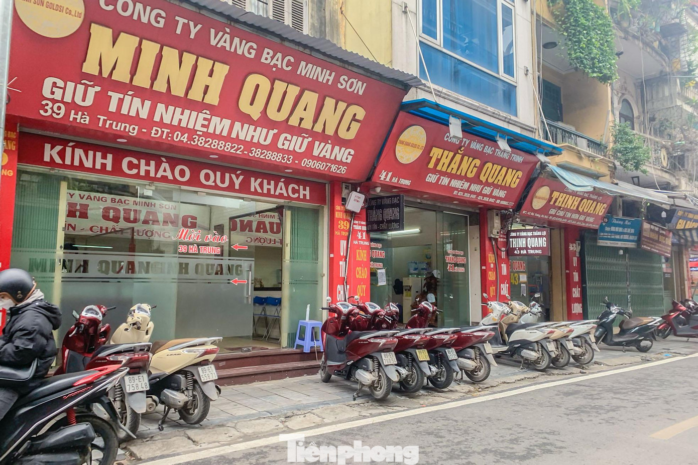 Trái ngược với sự nhộn nhịp tại "phố vàng" Trần Nhân Tông là cảnh đìu hiu, vắng vẻ tại phố Hà Trung (quận Hoàn Kiếm, Hà Nội).