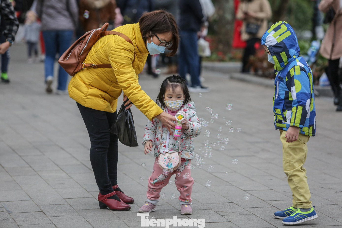 Nhiều gia đình đưa trẻ em lên hồ du xuân trong ngày đầu tiên của năm mới.