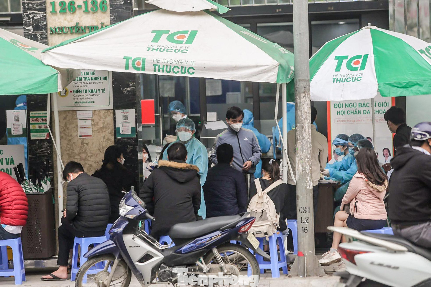 "Đây là lần thứ 2 tôi test PCR tại đây, chắc do lượng người đông nên so với đợt trước thì việc trả kết quả lâu hơn", anh Minh (Thanh Xuân, Hà Nội) cho biết. "Đây là lần thứ 2 tôi test PCR tại đây, chắc do lượng người đông nên so với đợt trước thì việc trả kết quả lâu hơn", anh Minh (Thanh Xuân, Hà Nội) cho biết.