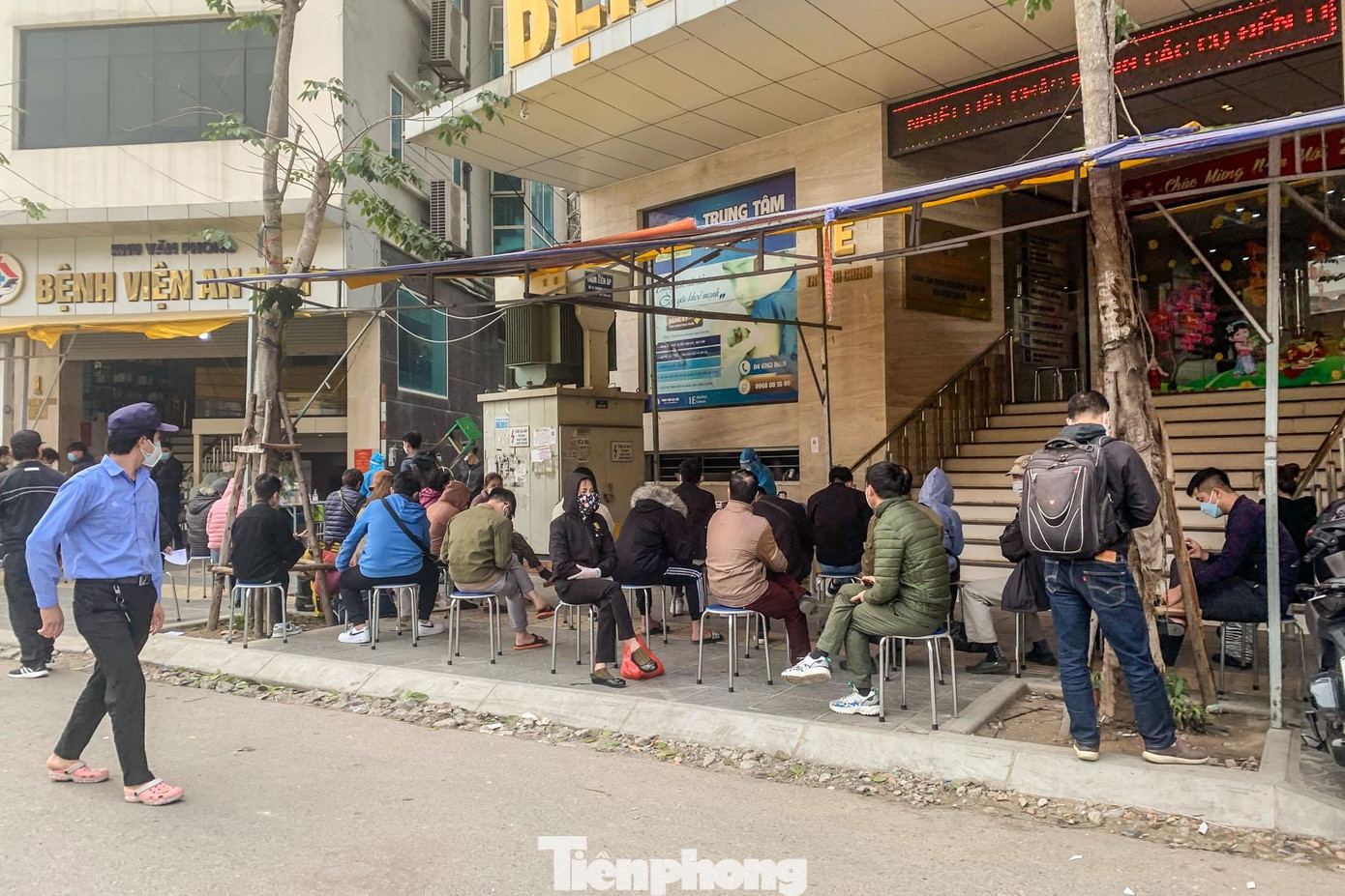 Thực hiện test nhanh giá khoảng 100.000 đồng/lần, kết quả có sau 20 phút và có hiệu thực trong 48 giờ. Thực hiện test PCR mẫu đơn giá 500.000 đồng/lần, kết quả có sau 12 tiếng và có hiệu lực trong 72 giờ. Thực hiện test nhanh giá khoảng 100.000 đồng/lần, kết quả có sau 20 phút và có hiệu thực trong 48 giờ. Thực hiện test PCR mẫu đơn giá 500.000 đồng/lần, kết quả có sau 12 tiếng và có hiệu lực trong 72 giờ.