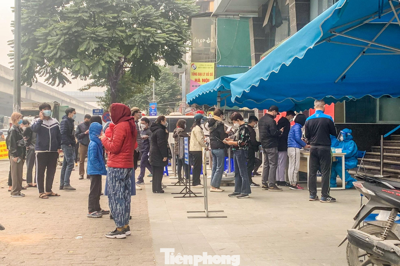 Ghi nhận của PV trong ngày 28/2, tại một bệnh viện trên đường Khuất Duy Tiến (quận Thanh Xuân, Hà Nội), đông người dân đến xếp hàng tràn vỉa hè làm xét nghiệm COVID-19 tại địa điểm này. Nhân viên liên tục điều tiết, đảm bảo giãn cách từ bên ngoài. Ghi nhận của PV trong ngày 28/2, tại một bệnh viện trên đường Khuất Duy Tiến (quận Thanh Xuân, Hà Nội), đông người dân đến xếp hàng tràn vỉa hè làm xét nghiệm COVID-19 tại địa điểm này. Nhân viên liên tục điều tiết, đảm bảo giãn cách từ bên ngoài.